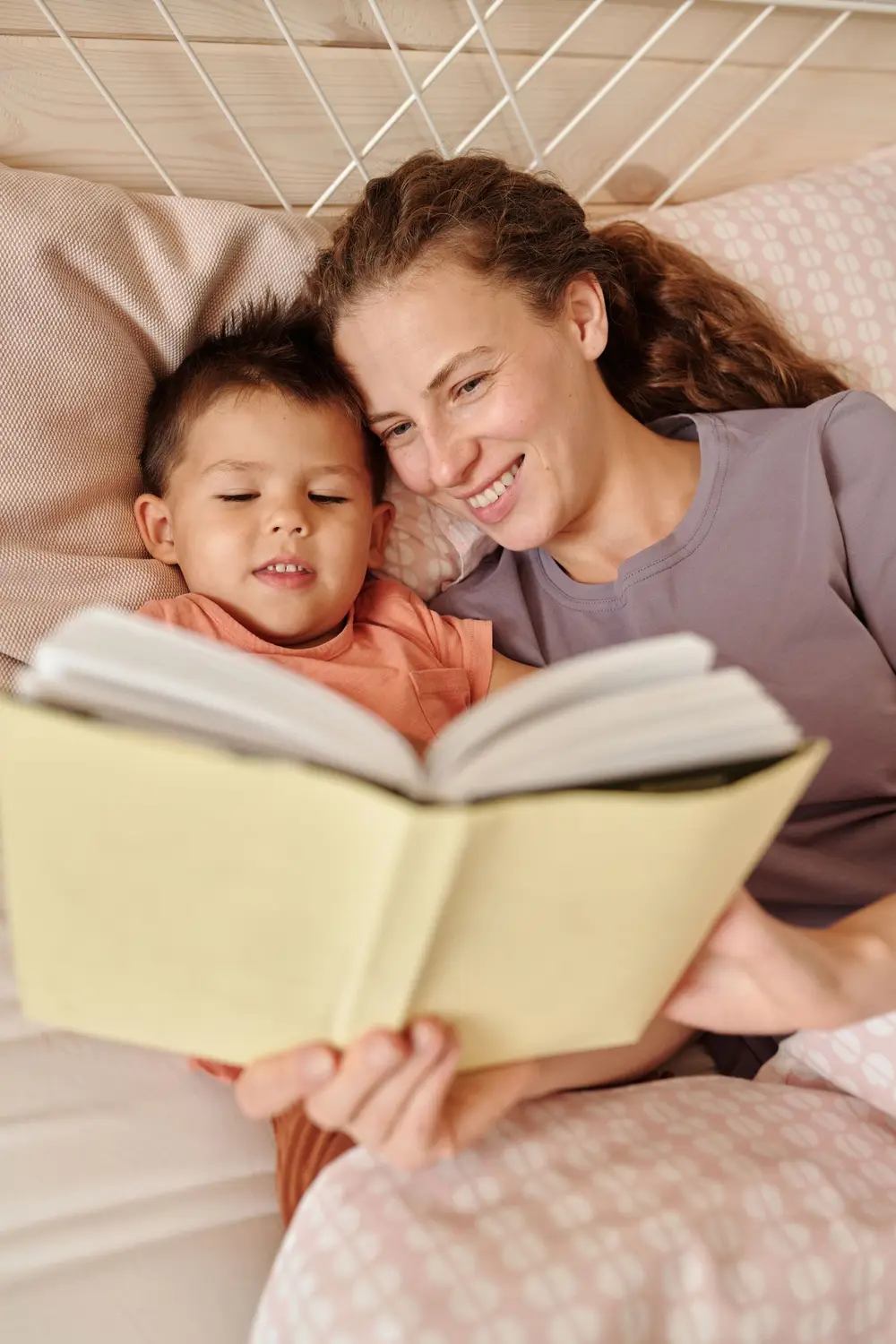 Mamá y su hijo disfrutando un libro juntos