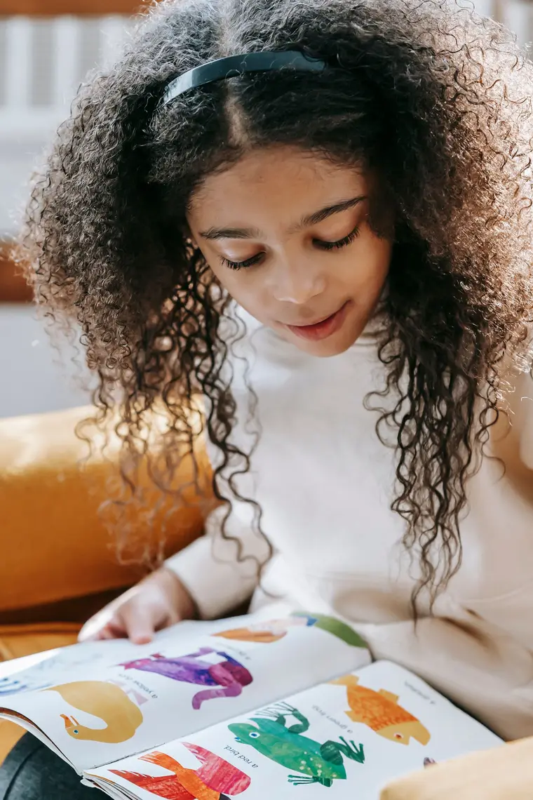 Niña leyendo un libro ilustrado