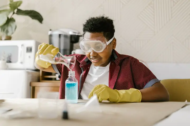 Niño haciendo un experimento de ciencias en casa