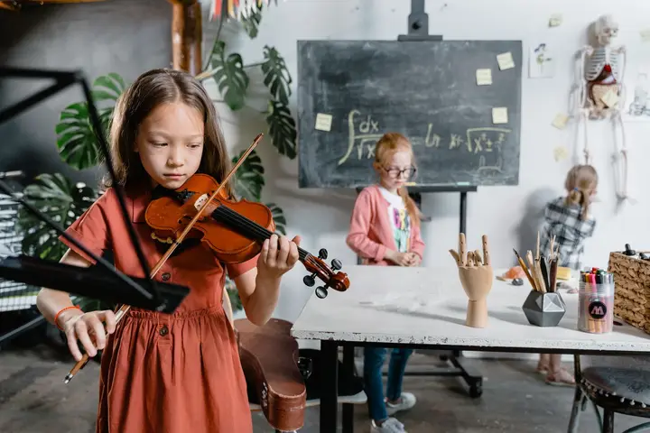 Niña tocando el violín