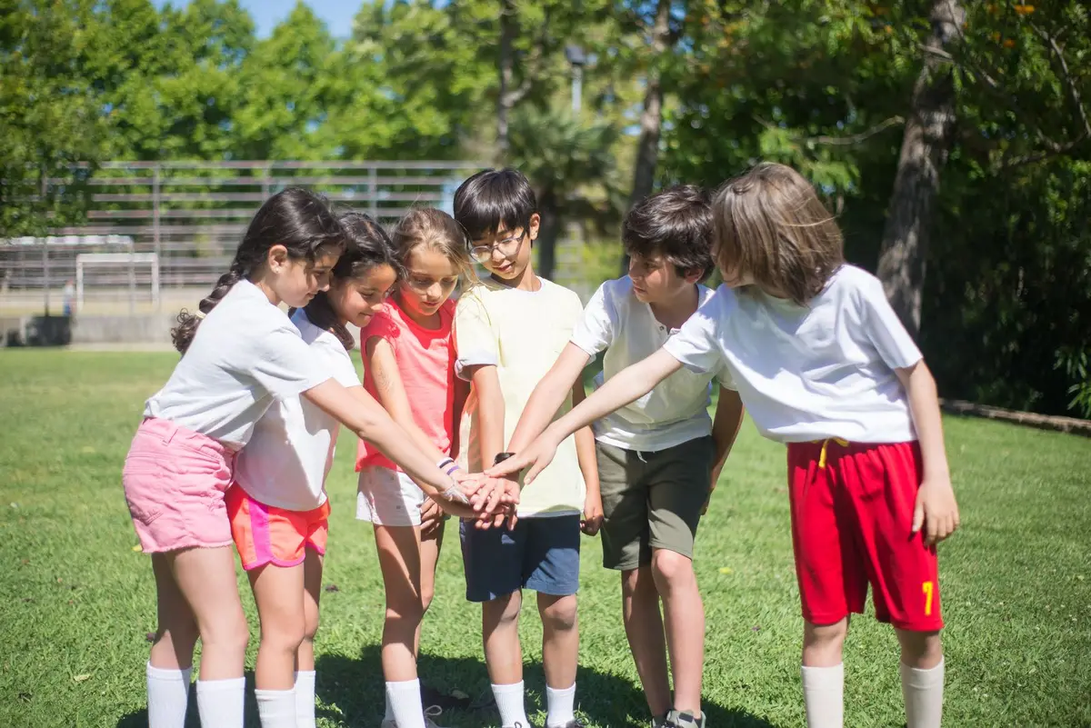 Grupo de niños compartiendo y jugando juntos